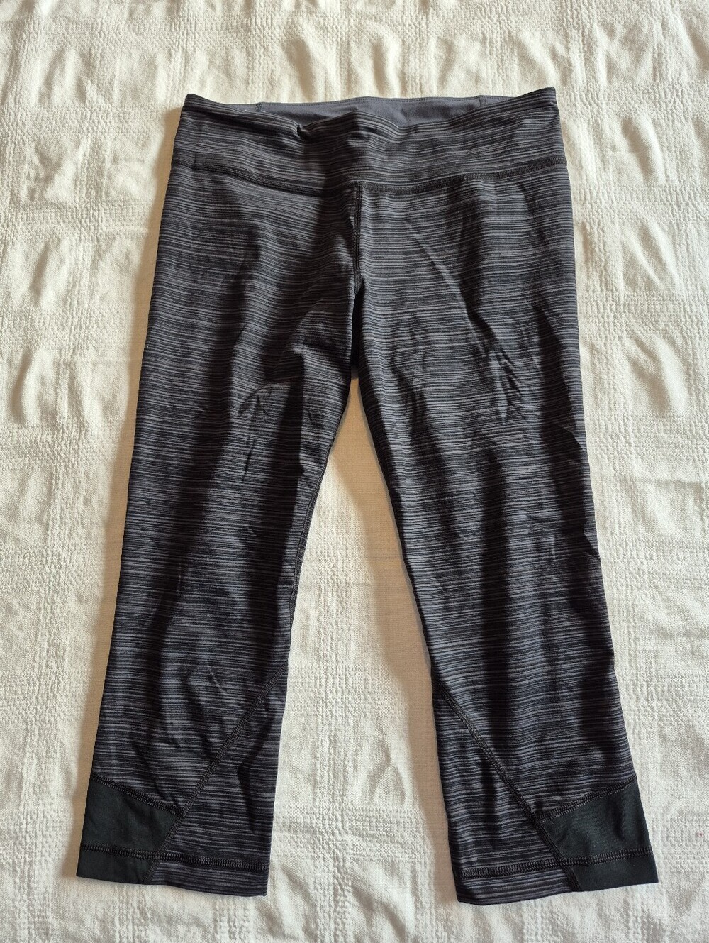 Under Armour women's Medium All season, fitted capri leggings black/gray EUC